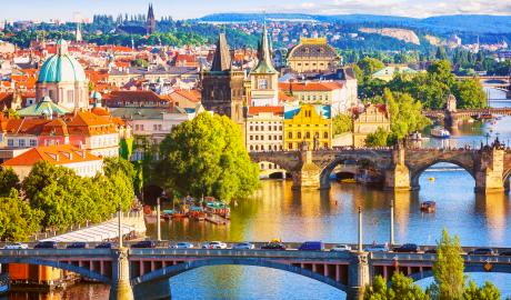 Die goldene Stadt Prag mit Schifffahrt